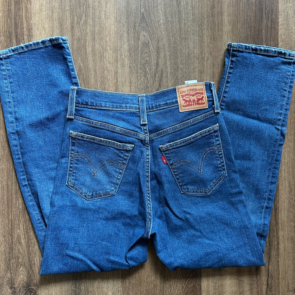 Levi’s wedgie straight size 27